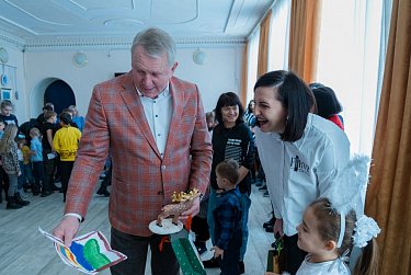 Подарки, новогодний спектакль, Дед Мороз и Снегурочка…